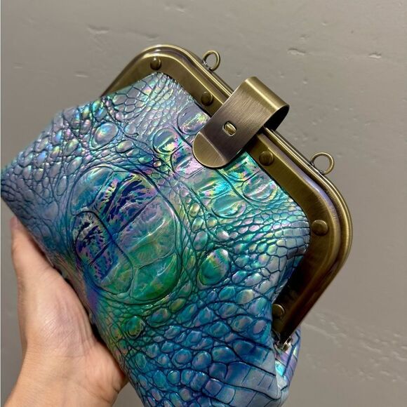 Iridescent Croc-Embossed Leather Handmade Retro Push Lock Multi Use Handbag - Picture 14 of 17